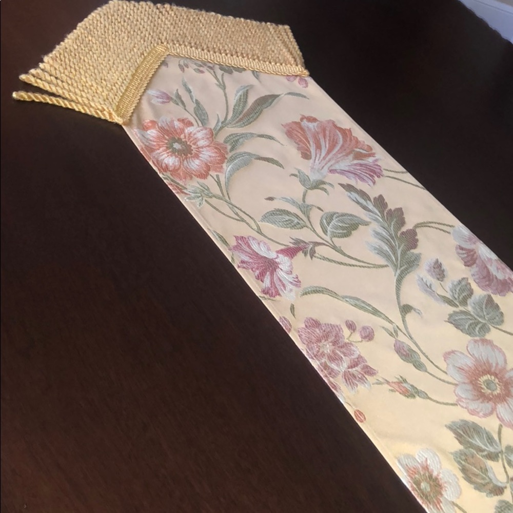Table Runner - Picture 4 of 5